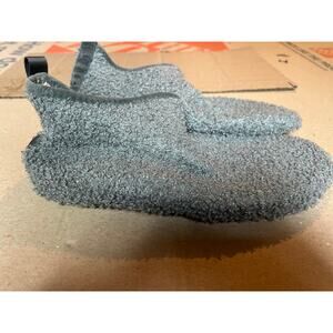 Sport.s fuzzy,curly-textured bootie-style house slippers 42/43
